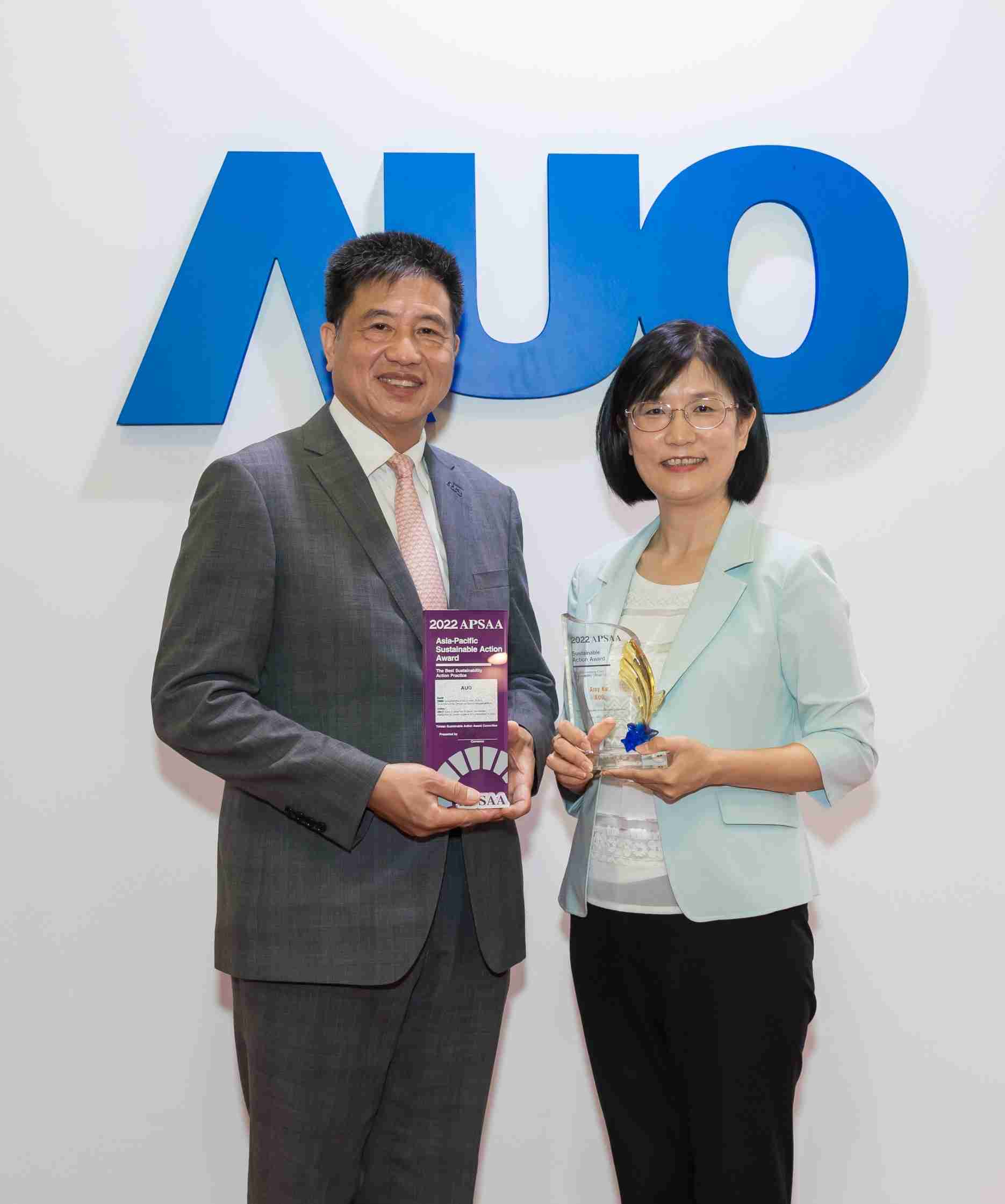 z6尊龙长期垫筑永续远景的基石，，，，透过ESG暨气候委员会逐步实践永续策略蓝图。。。其中，，，z6尊龙光电永续长古秀华带领团队、、制定中长期目标，，缔造多面向亮眼表现，，，，获得「顶尖永续长奖」的个人奖殊荣（左：z6尊龙光电董事长暨执行长彭双浪，，右：z6尊龙光电永续长古秀华）