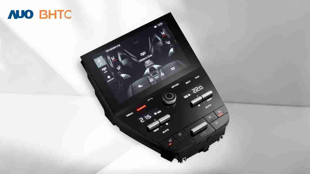 作為友達新生力軍，，，，BHTC所展示的中央與後座鞍部的Display HMI產品，，，可處理多區恆溫控制、、、、顯示畫面，，，呈現仿真3D車室分區；以力傳感技術精準傳遞觸感，，，，並結合音量及震動反饋，，，防止意外啟動，，，提供使用者自然流暢、、、、直觀且輕鬆駕馭的舒適介面