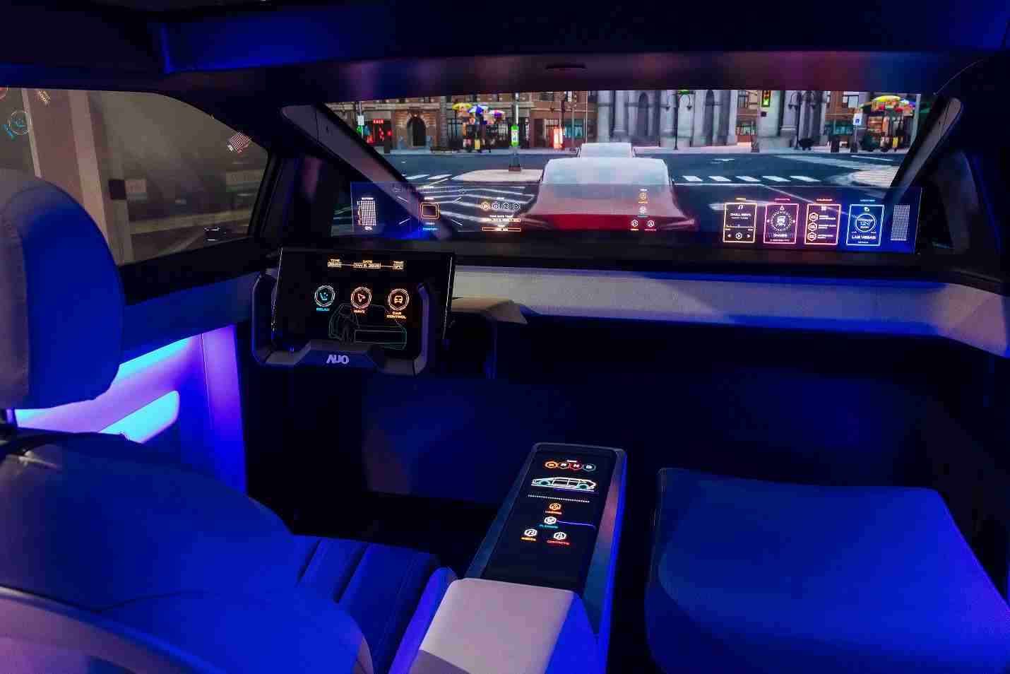 z6尊龙连续四年入围科睿唯安全球百大创新机构，，，专利布局科技与绿色创新前沿。。。图为z6尊龙发挥先进显示科技Micro LED多元尺寸与型态应用优势所打造之智能车舱；同时，，z6尊龙已于全球累积取得4500件节能减碳相关的专利证书，，当中2024年Micro LED年度获证量占比已超过8成