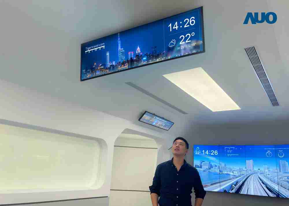 达擎TARTAN “37吋超薄双屏车厢显示器” 采用单一背光设计，，，，将双面显示器厚度大幅缩减至12mm，，，，支持长条屏 32:9 规格，，，，突破传统分辨率限制，，，，提供旅客更清晰实时的乘车信息及广告讯息